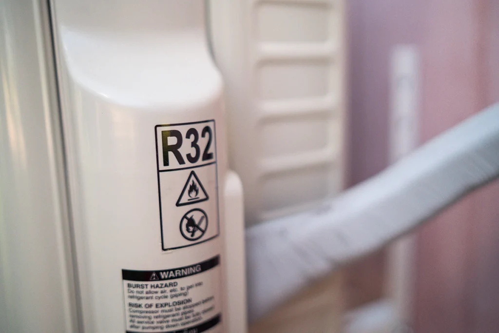 Detecting Refrigerant Leaks: Signs & Solutions Guide